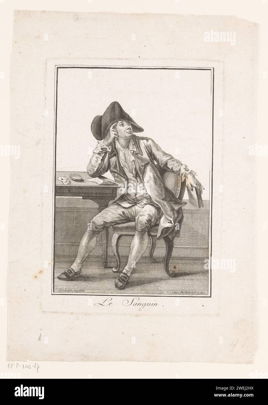 Jeune homme assis derrière un bureau, Robert Brichet, d'après Joseph Franz Freiherr von Goez, 1784 imprimer Un homme avec un point sur la tête, vêtu d'une veste, d'un pantalon de genou et de chaussures à boucles, assis dans un intérieur à une table avec une lettre et une boîte dessus. Il soutient son coude droit et lève les yeux. tempérament sanguin de gravure du papier. jeunesse, adolescent. bureau, bureau. casque : bicorne, bicorne Banque D'Images
