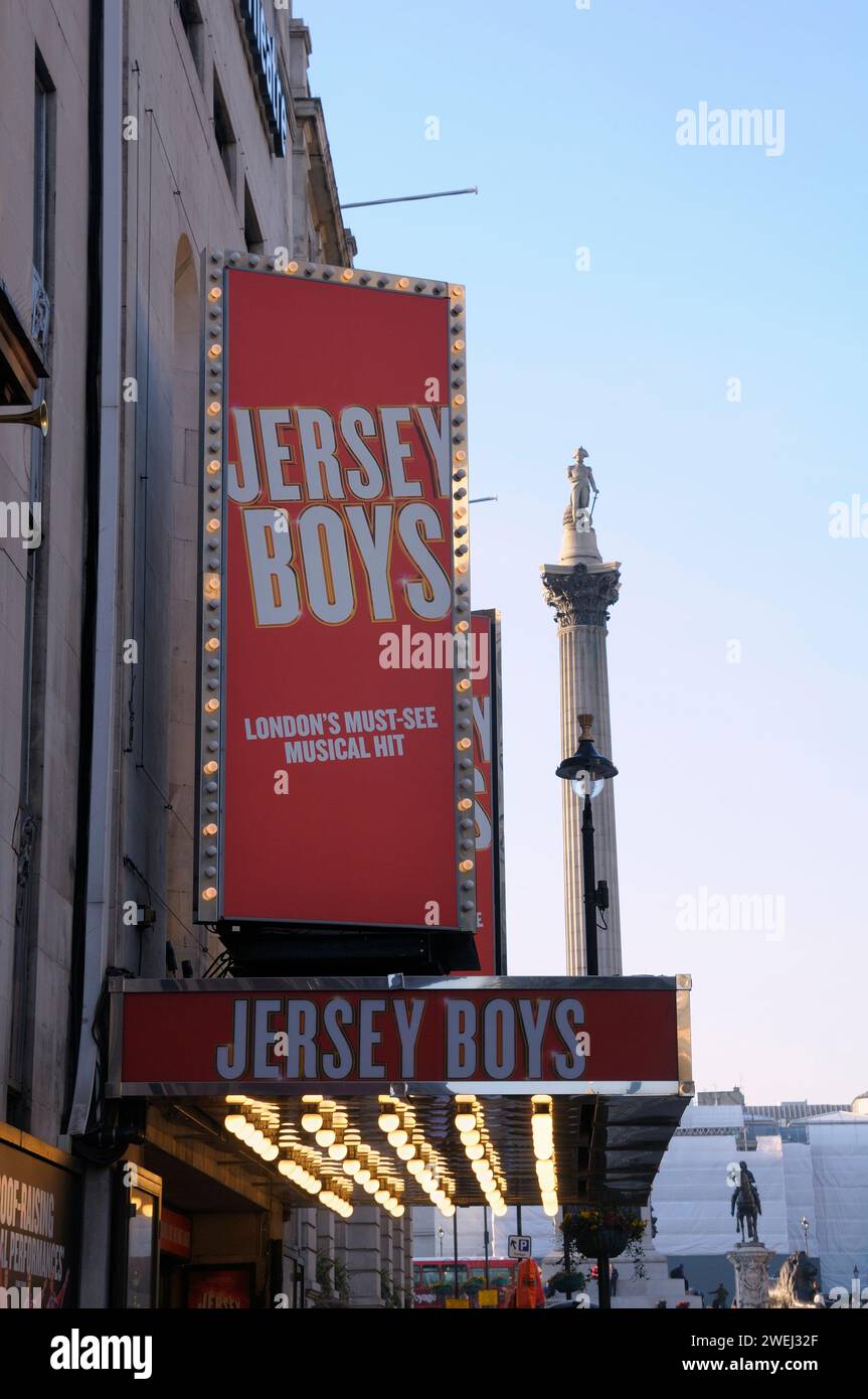 Panneau d'affichage pour la comédie musicale à succès Jersey Boys au Trafalgar Theatre avec Nelson's Column en arrière-plan, West End / Theatreland, Londres, Angleterre, Royaume-Uni Banque D'Images