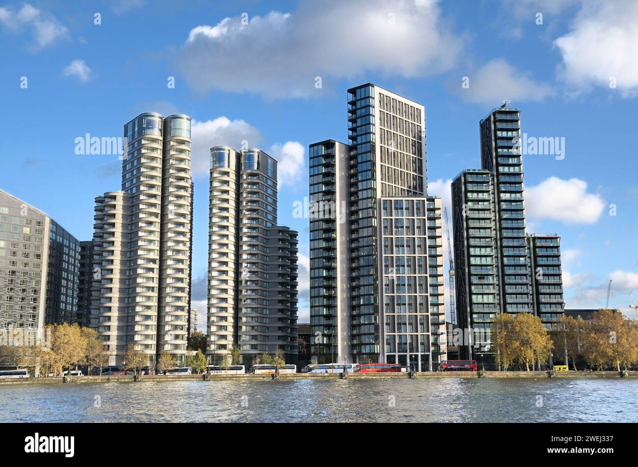 Appartements modernes de luxe sur la Tamise, Albert Embankment, Vauxhall / Nine Elms développement, Londres. (G-D) les Résidences Corniche et Merano. Banque D'Images