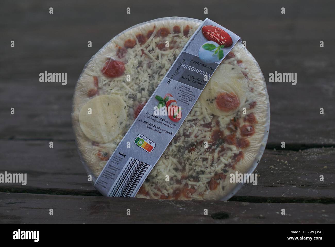 Bruxelles, Belgique. 25 janvier 2024. Marque de pizza Casa Morando du supermarché belge. Pizza mozzarella juteuse aux tomates et au fromage. Semi-fini Banque D'Images