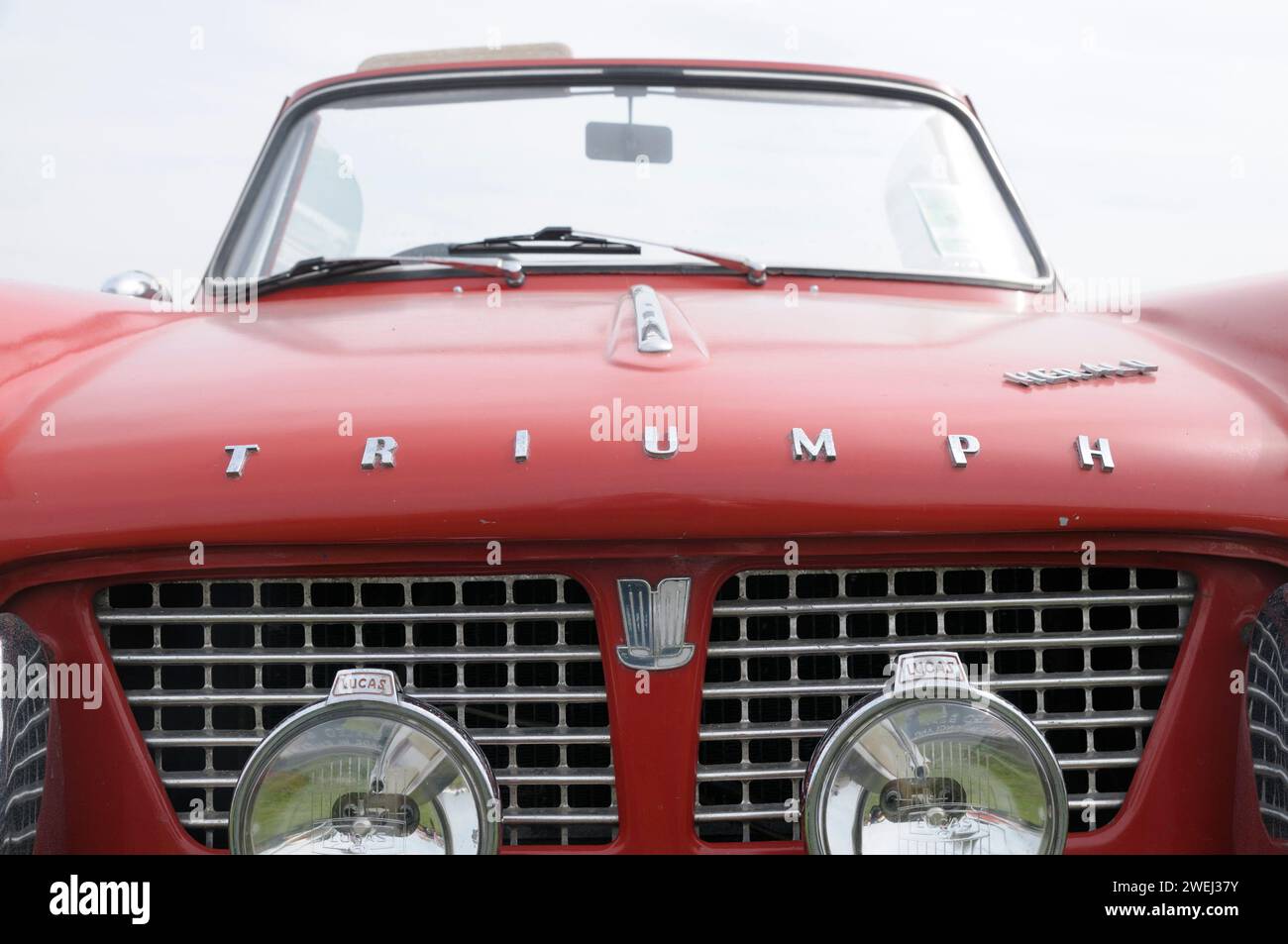 Vue avant d'une voiture classique rouge décapotable Triumph Herald. années 1960, voitures classiques, vintage, rétro Banque D'Images