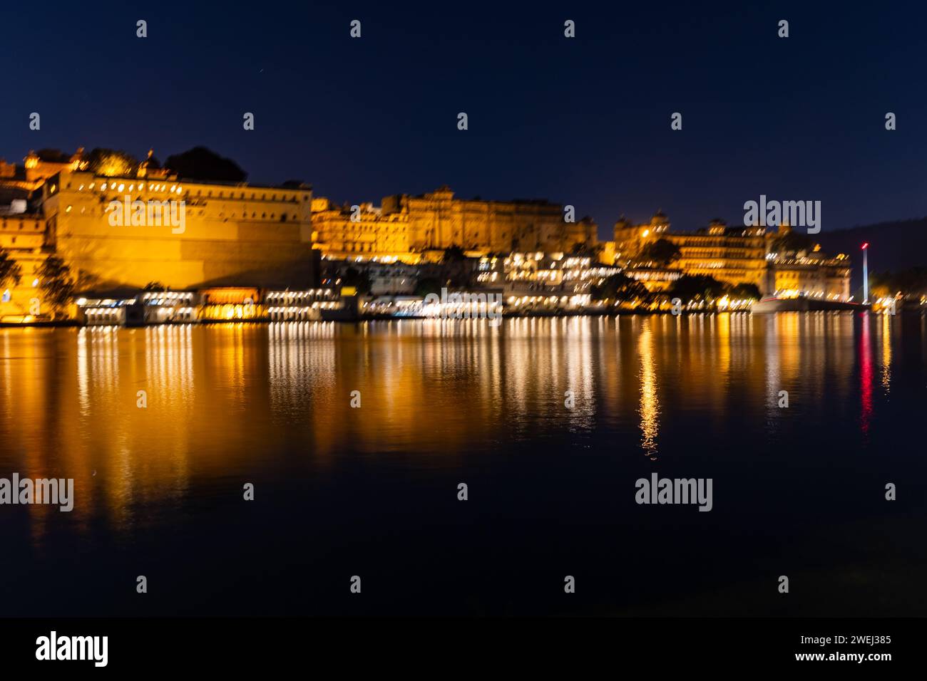 Image tremblante de paysage nocturne de ville l'image de prise de vue de longue exposition est prise au lac Pichola , Udaipur, Rajasthan, Inde, Asie. Banque D'Images