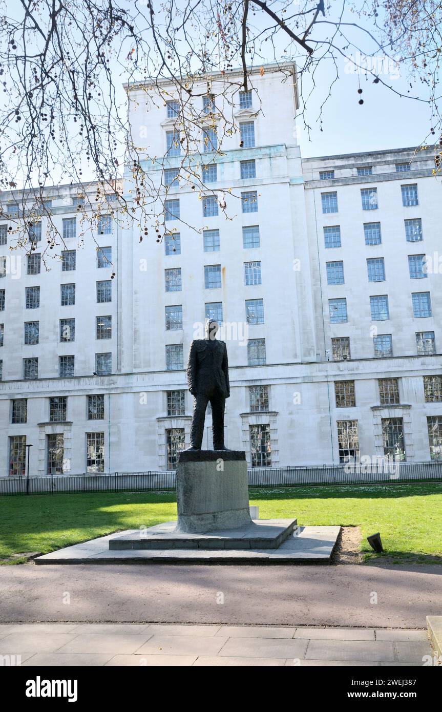 Statue de Charles Portal, 1e vicomte Portal de Hungerford, devant le bâtiment principal du ministère de la Défense (MOD Whitehall) Victoria Embankment Gardens London Banque D'Images