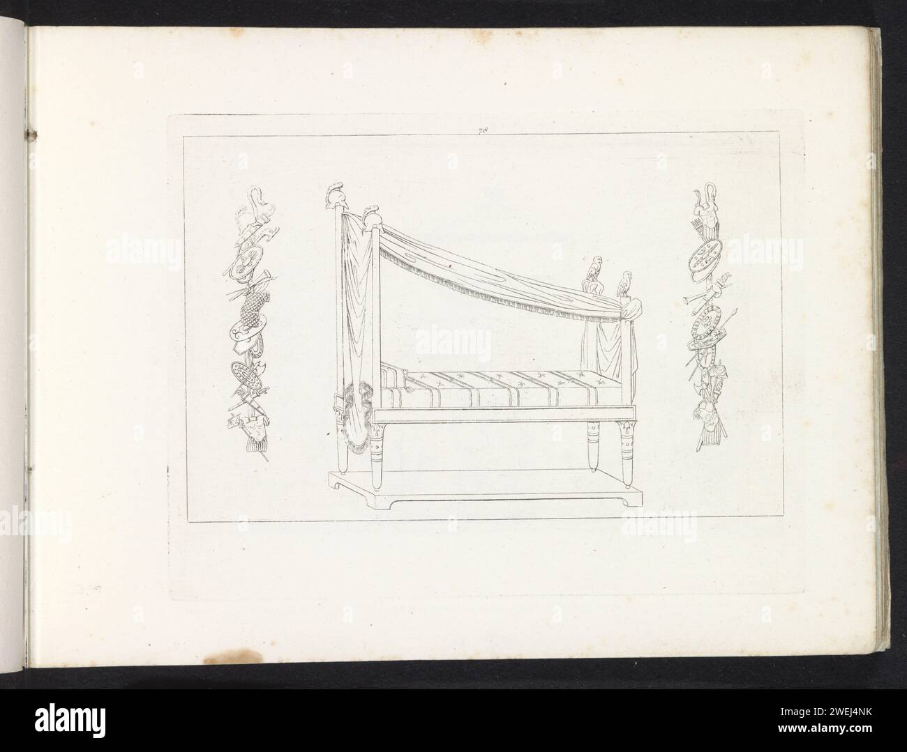 Hemelbed and Trophies, Pietro Ruga, d'après Lorenzo Roccheggiani, 1817 Print fait partie d'un album. ornements de gravure de papier  art. lit. trophée  bataille, guerre Banque D'Images