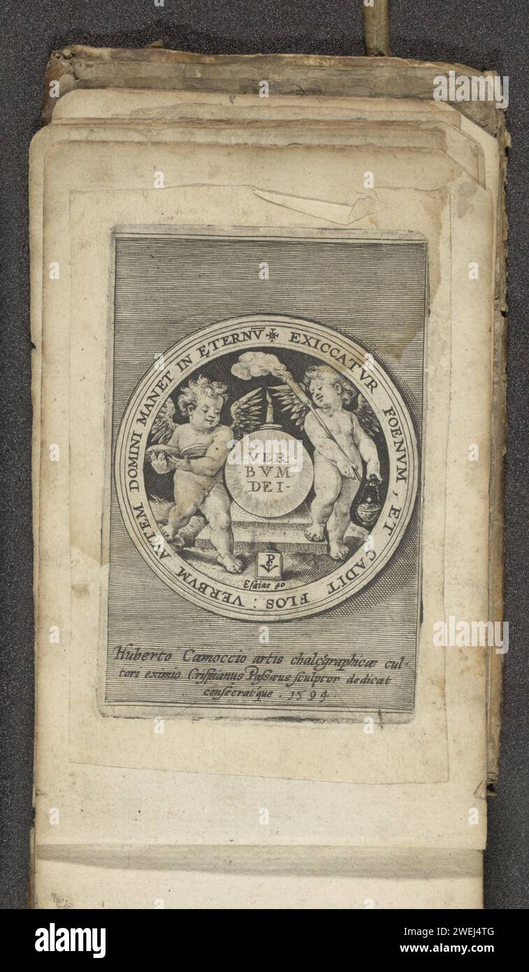 Médaillon avec deux putti, 1594 imprimé médaillon avec deux putti qui tient un livre ouvert et une torche brûlante et un récipient d'encens. Entre eux un halo avec le titre de la série en latin. Avec un bord en latin. L'impression fait partie d'un album. ange(s) de gravure de papier avec torche. ange(s) avec censeur Banque D'Images