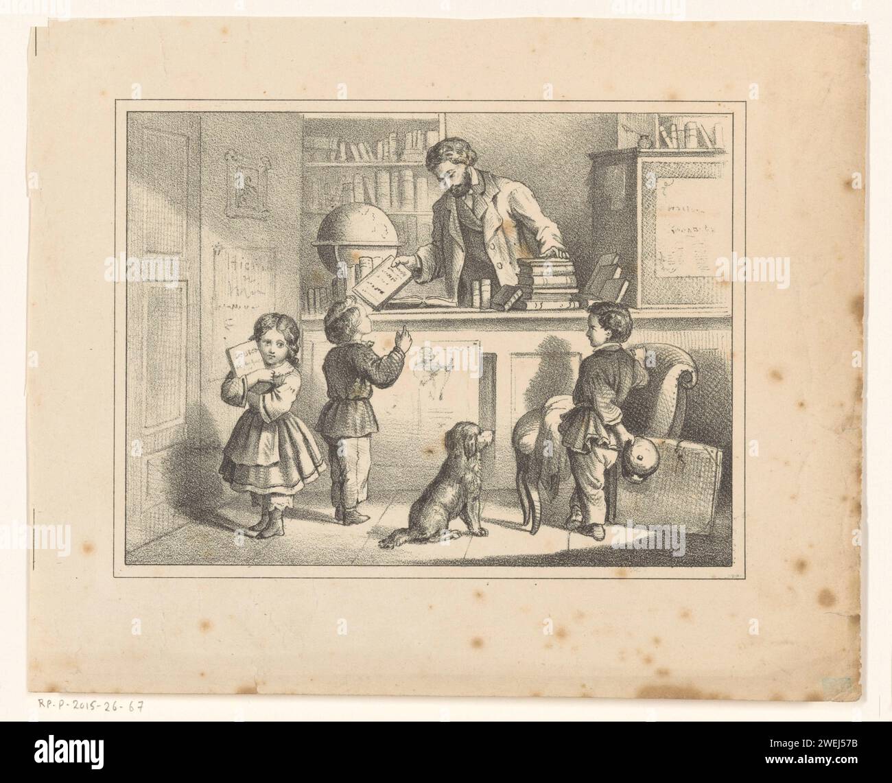 Les enfants dans une librairie, c. 1825 - c. 1875 impriment deux filles, un garçon et un chien dans une librairie. De derrière le comptoir, le propriétaire offre un livre, à côté de lui se trouve un globe terrestre. librairie papier, libraire. livres pour enfants. chien Banque D'Images