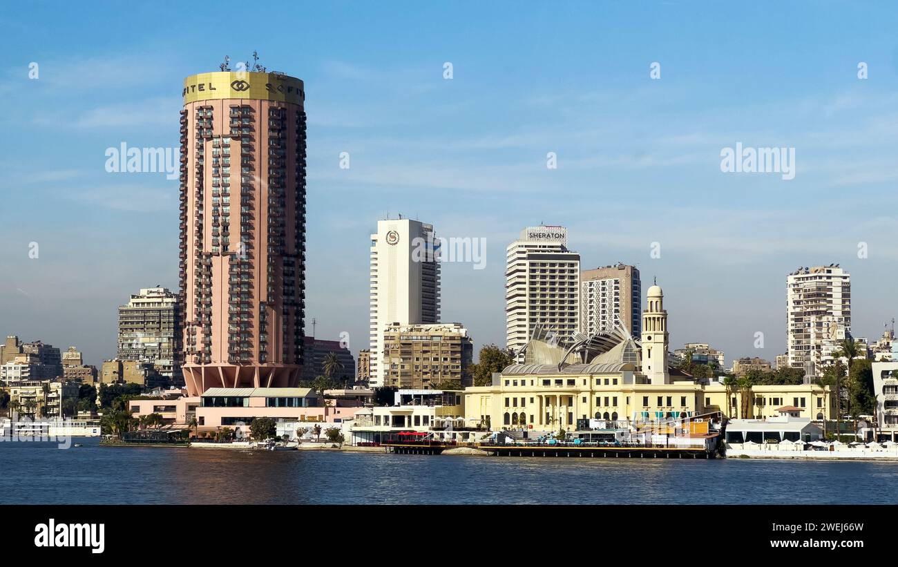 Une vue sur le front de mer le long du Nil, le Caire, Egypte. Banque D'Images