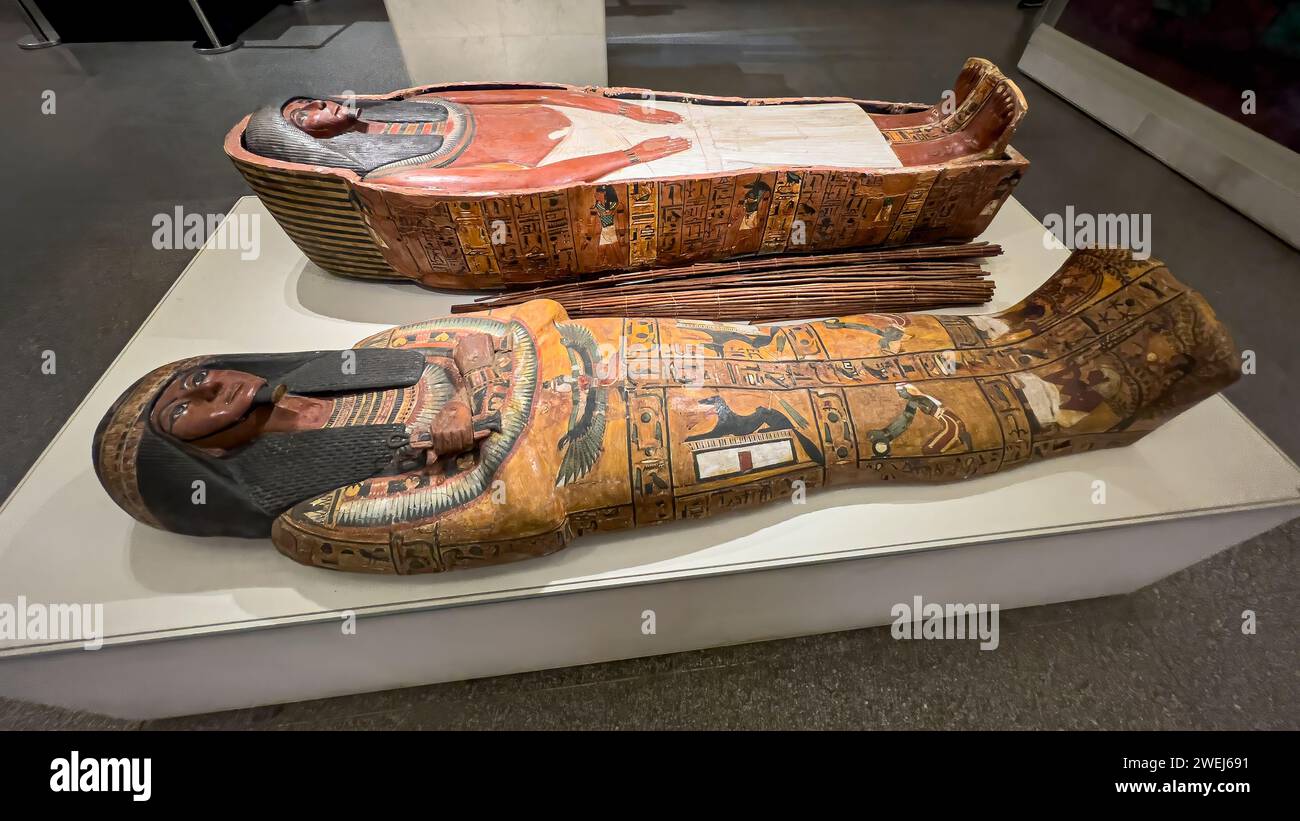 Vue des restes d'un ancien sarcophage égyptien exposé au Musée égyptien, fleuve Nil, le Caire, Egypte. Banque D'Images