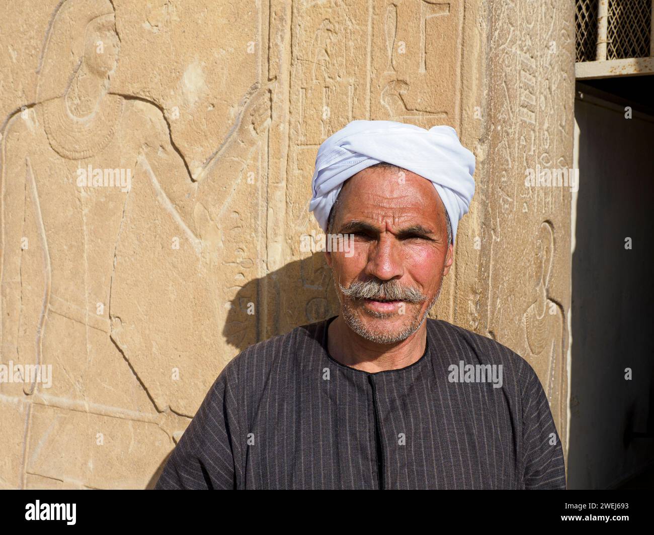Notre guide égyptien à Saqqara, qui fait partie de la nécropole Memphite, classée au patrimoine mondial de l'UNESCO, Égypte. Banque D'Images