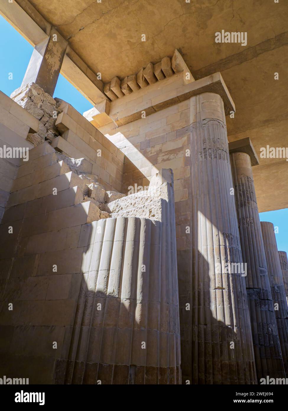 Entrée de la Colonnade à la Pyramide à gradins de Djoser, qui fait partie de la nécropole Memphite, site du patrimoine mondial de l’UNESCO, Égypte. Banque D'Images