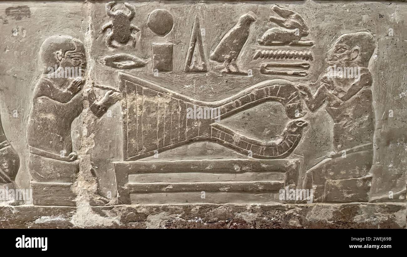 Relief d'une tombe à Saqqara, qui fait partie de la nécropole memphite, site du patrimoine mondial de l'UNESCO, Égypte. Banque D'Images