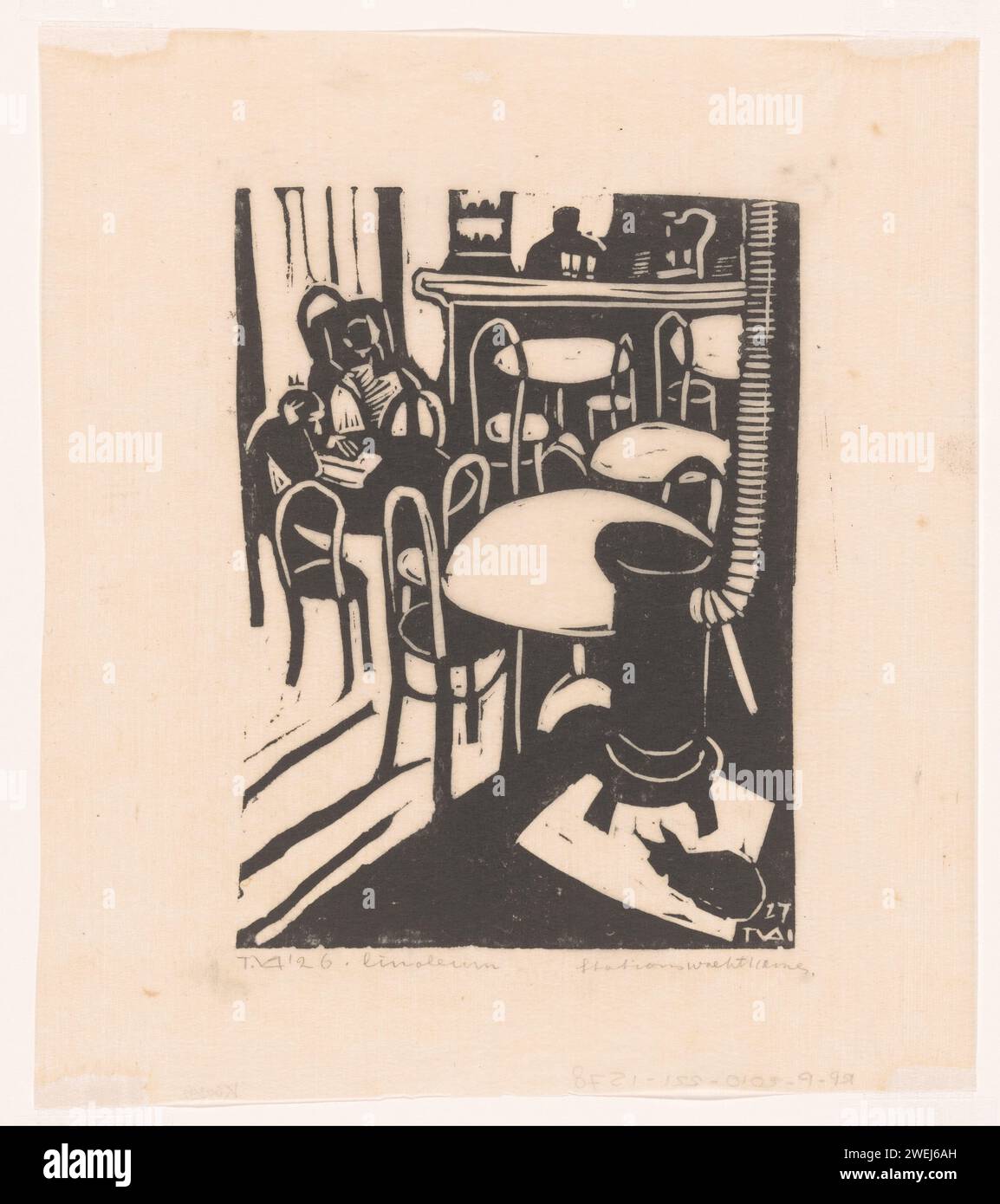 Stationswachtkamer, Tinus van Doorn, 1926 - 1927 imprimer intérieur avec plusieurs tables, deux figures à gauche et un chat à droite à un chauffage au gaz. Papier japonais (papier fait main). salle d'attente d'encre d'imprimerie (chemin de fer, tramway) Banque D'Images