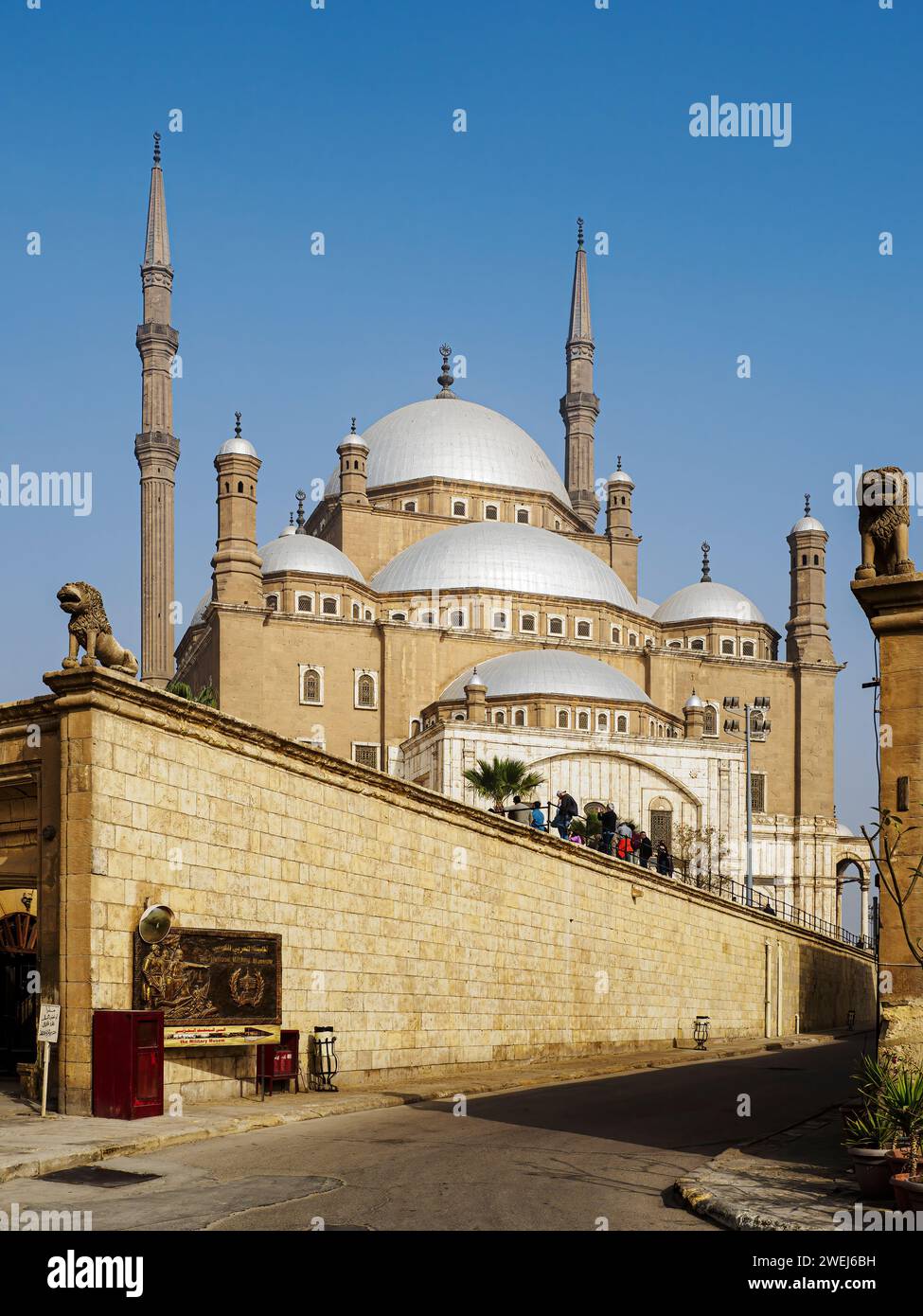 La mosquée Muhammad Ali de l'époque ottomane, achevée en 1848, surplombe le Caire depuis le sommet de la Citadelle, en Égypte. Banque D'Images