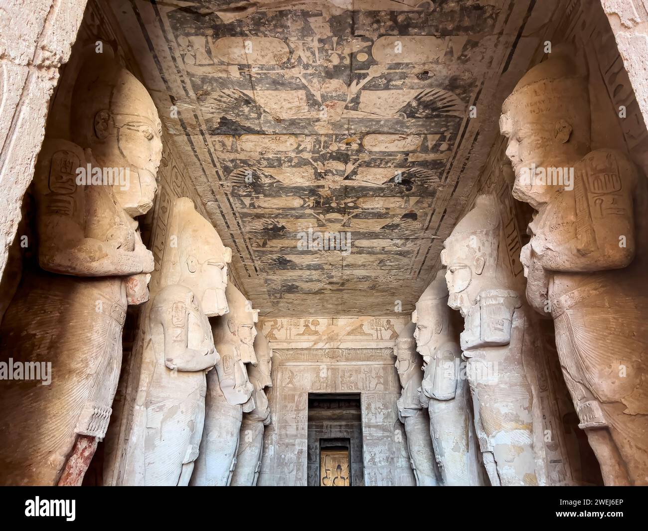 Vue intérieure du Grand Temple d'Abou Simbel avec ses chambres successivement plus petites menant au sanctuaire, Égypte. Banque D'Images