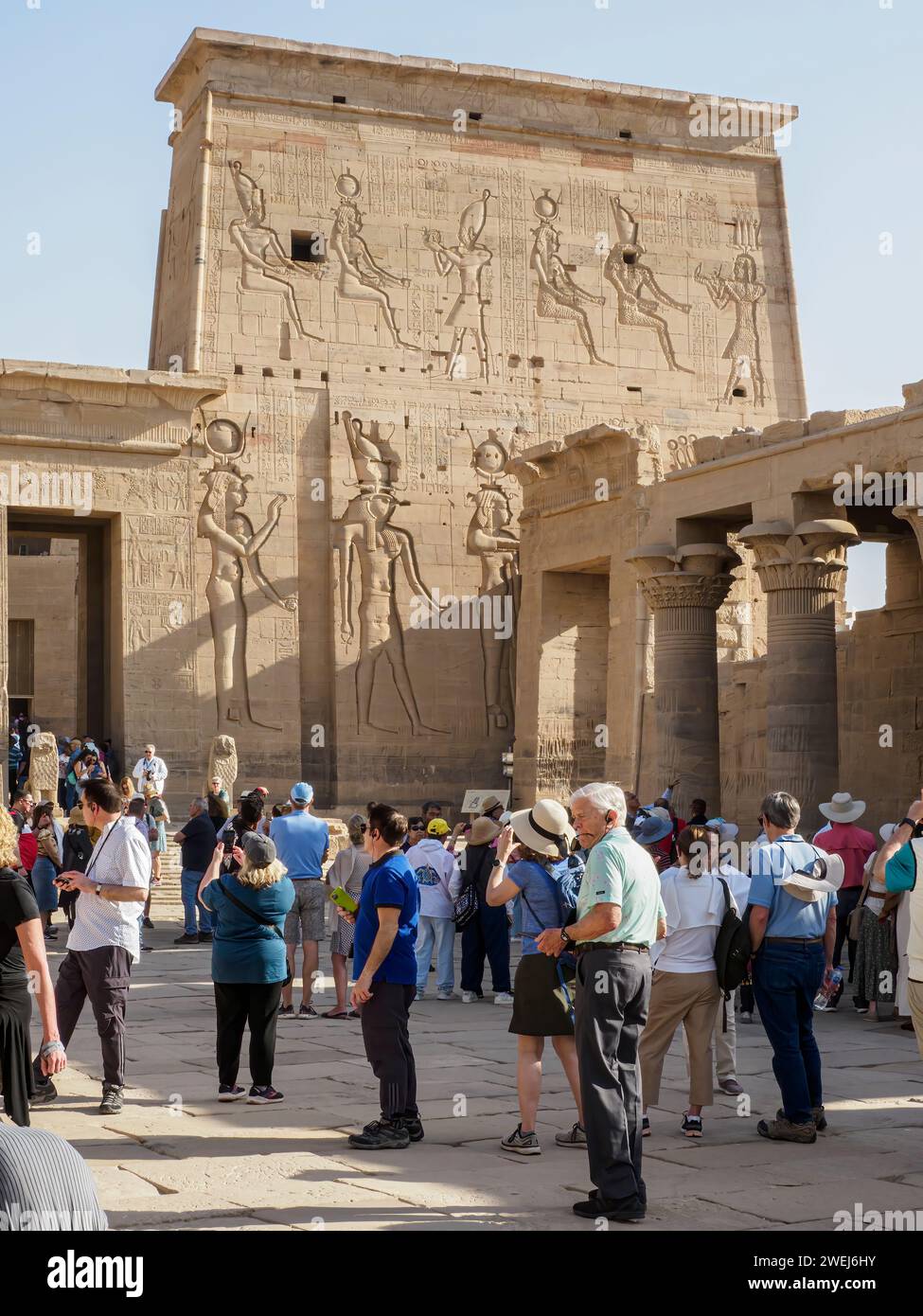 Touristes au complexe de temples Philae, le Temple d'Isis, actuellement sur l'île d'Agilkia, Egypte. Banque D'Images