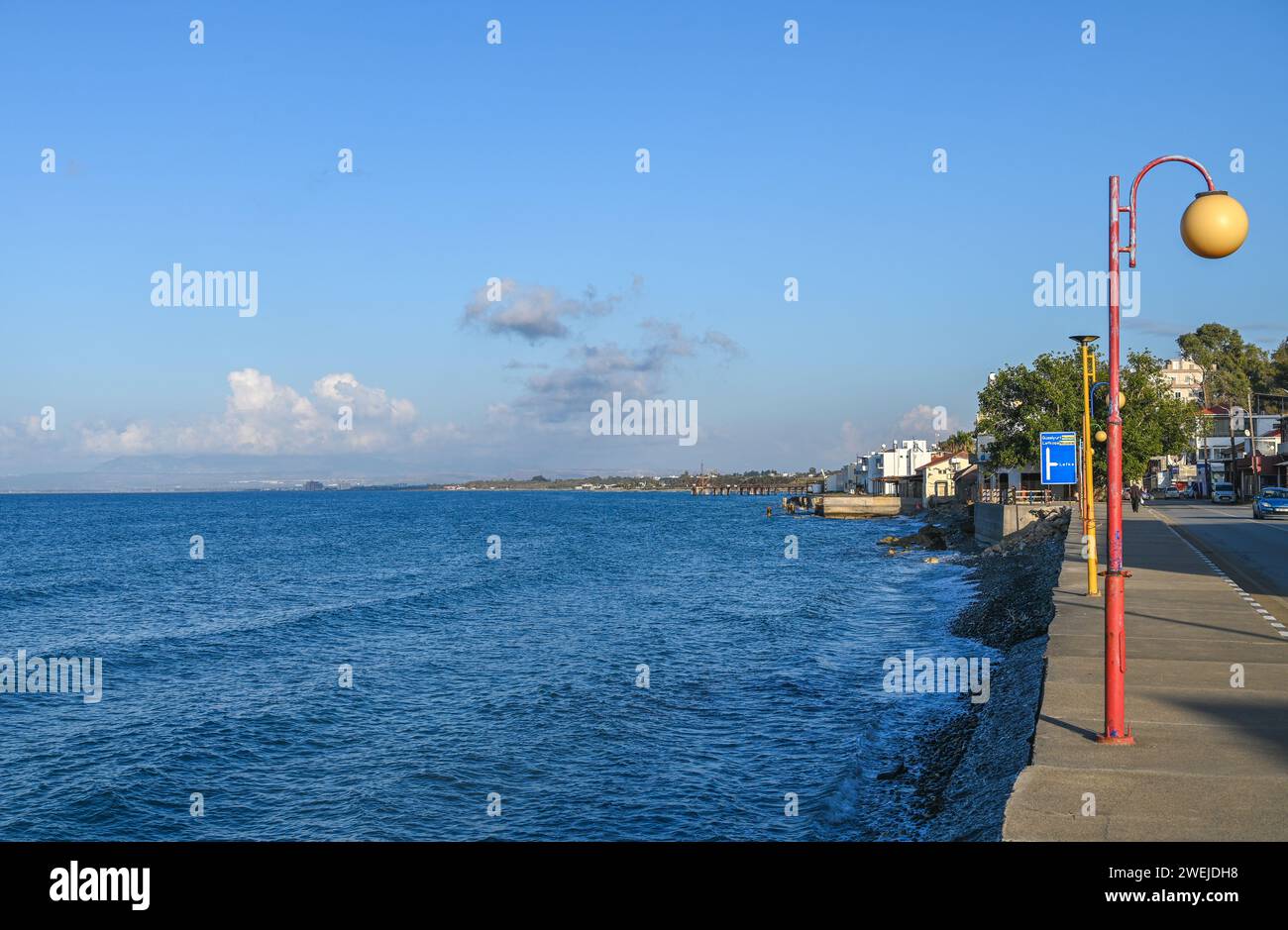 Promenade surplombant la mer Méditerranée à Chypre Banque D'Images