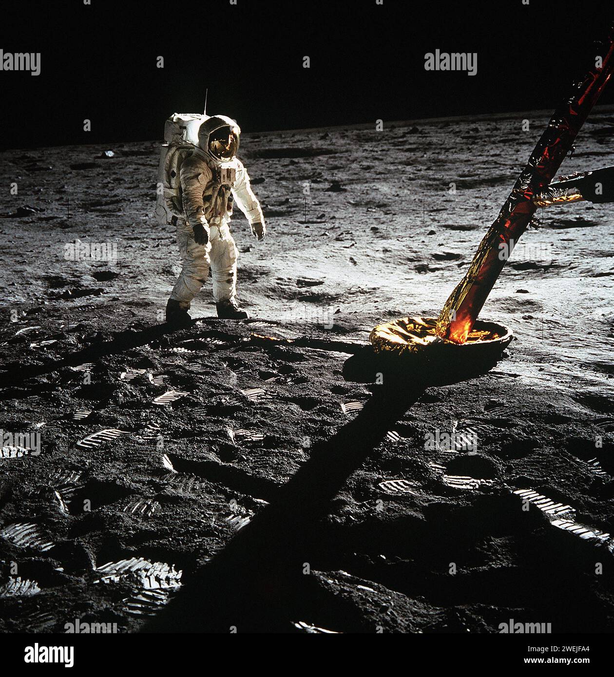 Astronaute américain Edwin E. Aldrin Jr., pilote du module lunaire, marchant sur la surface de la lune près de la jambe du module lunaire pendant l'activité extravéhiculaire d'Apollo 11, photographie prise par l'astronaute Neil A. Armstrong, NASA, 20 juillet 1969 Banque D'Images