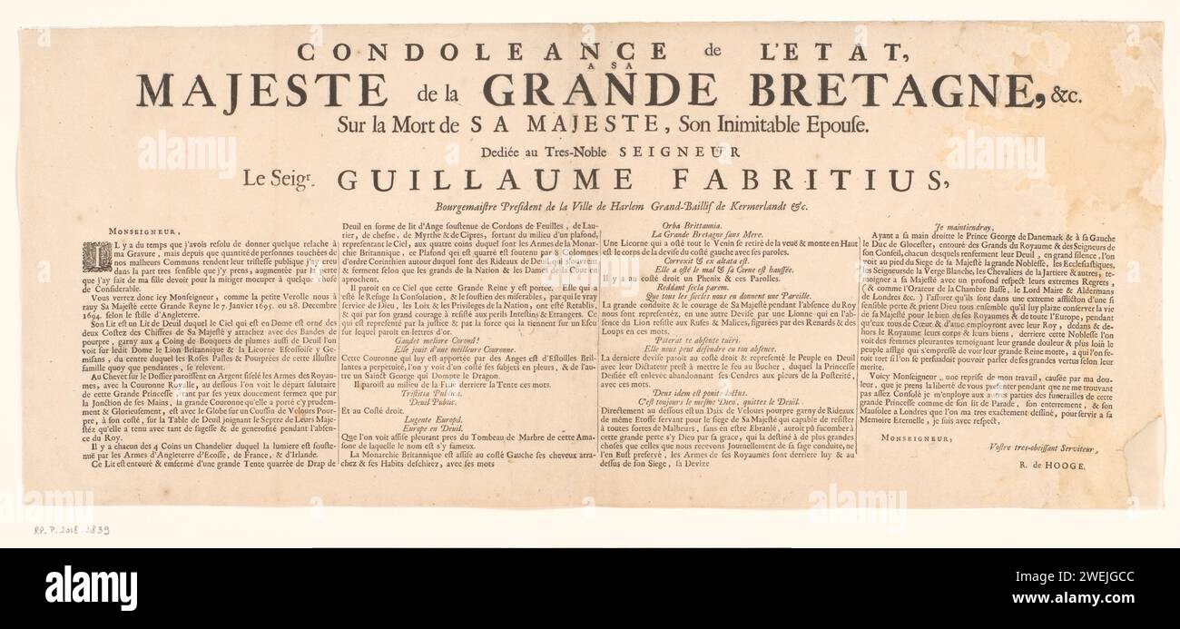 Condoléances de l'État majeur de la Grand Brittany sur la mort de sa majesté: légende sur l'estampe avec le cadavre de Maria II Stuart, Reine d'Angleterre, Pieter Persoy, 1695 estampe feuille avec texte français en 4 colonnes écrit par Romeyn de Hooghe et dédié à Willem Fabricius, maire de Haarlem. Le texte fournit une description et une explication de la représentation de la reine sur son lit de mort (FM 2905/6) et une expression personnelle de la douleur à propos de la mort de Maria, la fille de Romeyn de Water, peu après la mort de Maria Stuart. impression typographique sur papier Banque D'Images