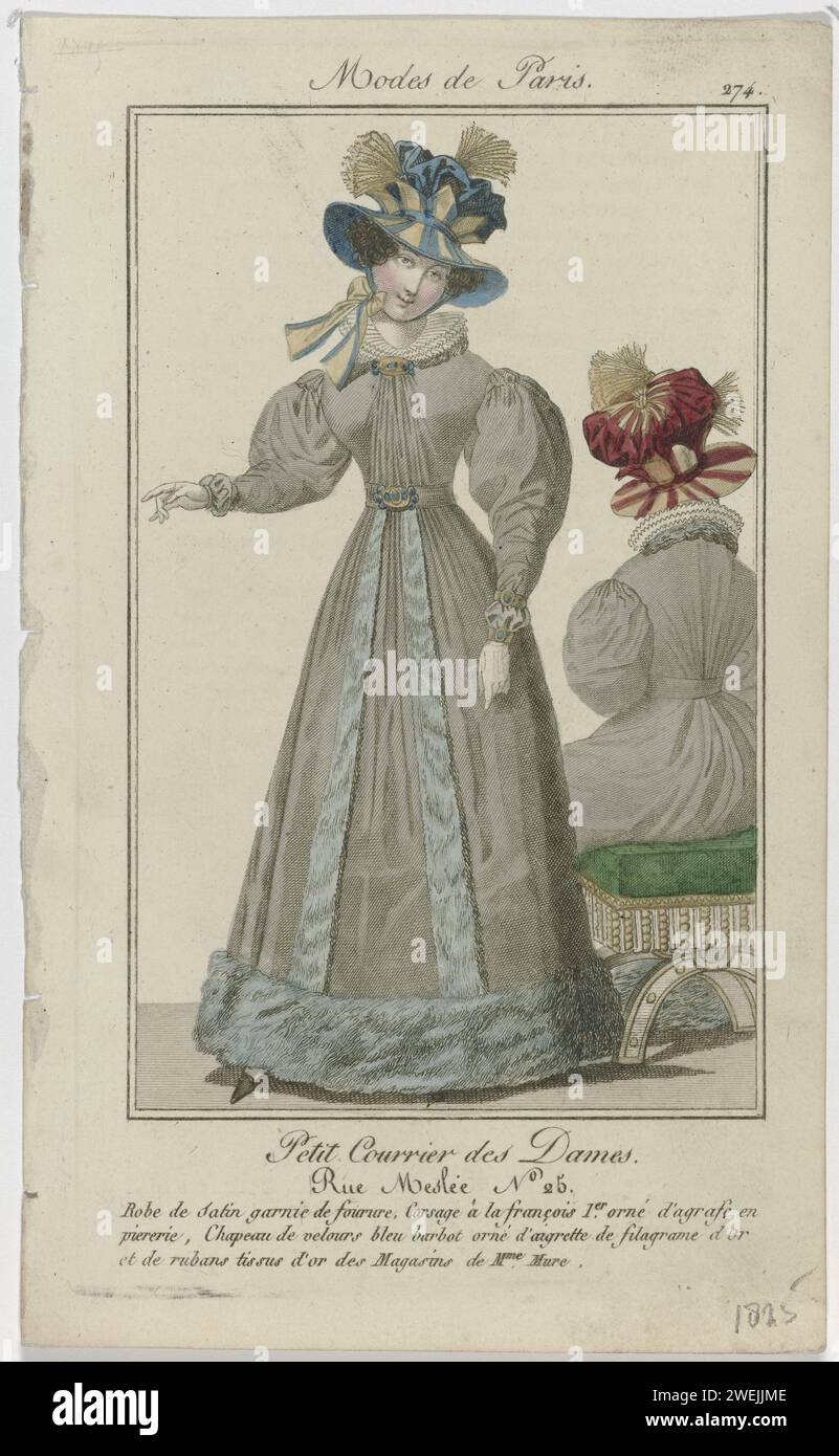 Petit mail des dames, 1825, non 274 : Robe en satin remplie de fourur (...), 1825 Femme debout vêtue d'une robe en satin, garnie de fourrure. Le corps 'à la François 1er.', décoré d'un agrafe avec des pierres précieuses. Sur la tête un chapeau de velours bleu, décoré d'aigrette de couleur or 'filagrame' (?) Et rubans de tissu doré, 'des magasins de Mure'. Autres accessoires : deux bracelets autour des baignoires gauches, gants, ceinture avec boucle, chaussure plate avec nez pointu. A droite une femme assise, vue dans le dos, vêtue de la même robe. Impression du magazine de mode PET Banque D'Images