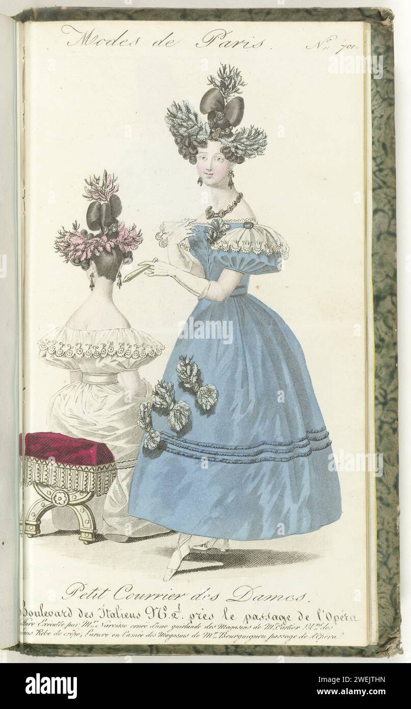 Petit mail des dames, 15 février 1830, non 701 : coiffure exécutée par M.R Narcisse ..., 1830 Femme debout vêtue d'une robe crêpe. 'Coeffure' interprété par Narcisse décoré d'une guirlande des magasins Cartier. Parure avec Camee des magasins Bourguignon. Figurine, vue au dos, dans la même robe, assise sur un tabouret. Tirage du magazine de mode petit courrier des Dames (1821-1868). Relié (avec quelques pages. Le Journal des Dames et des modes). Du 15 janvier 1827 au 20 mars 1830. Incomplet. plaques de mode gravées en papier. Styles de coiffure - AA -  femmes. robe, robe ( Banque D'Images