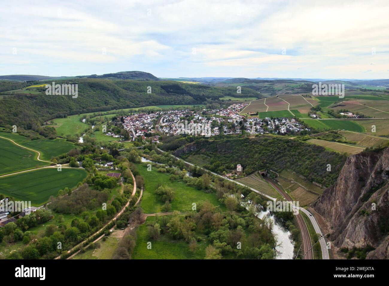 Bad Munster, Allemagne - 9 mai 2021 : ville allemande entourée d'herbe verte et de collines un jour de printemps en Rhénanie-Palatinat, Allemagne. Banque D'Images