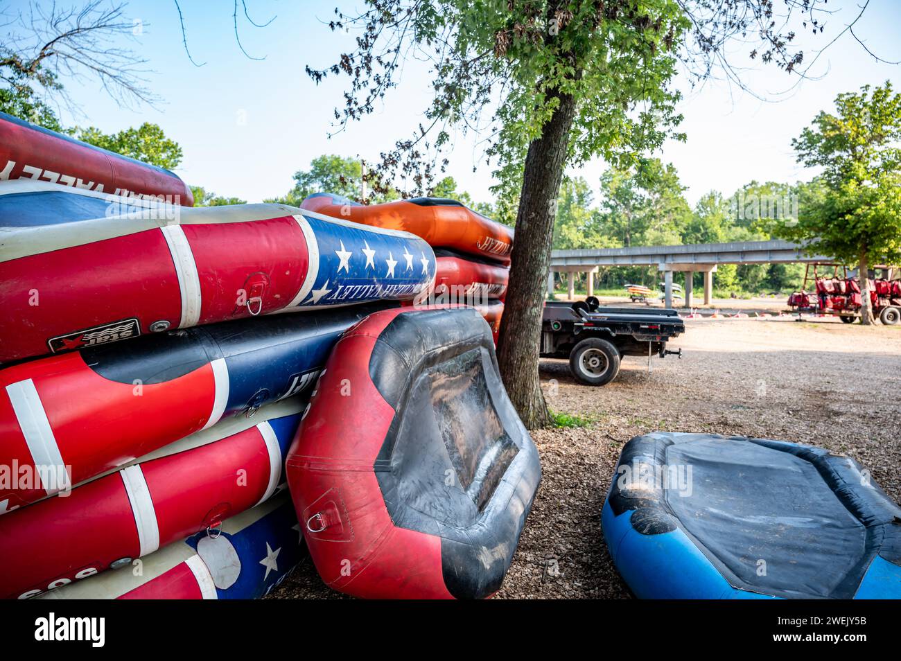 Rangée de radeaux gonflables au début d'un voyage en flottation sur une rivière. Banque D'Images