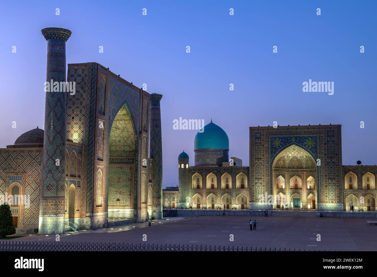 SAMARKAND, OUZBÉKISTAN - 15 SEPTEMBRE 2022 : un fragment de la place Registan illuminé de nuit. Samarkand, Ouzbékistan Banque D'Images