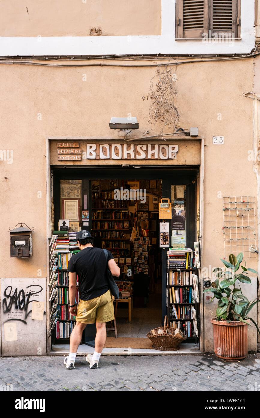 Entrée à une librairie dans le quartier Trastevere de Rome, Italie Banque D'Images