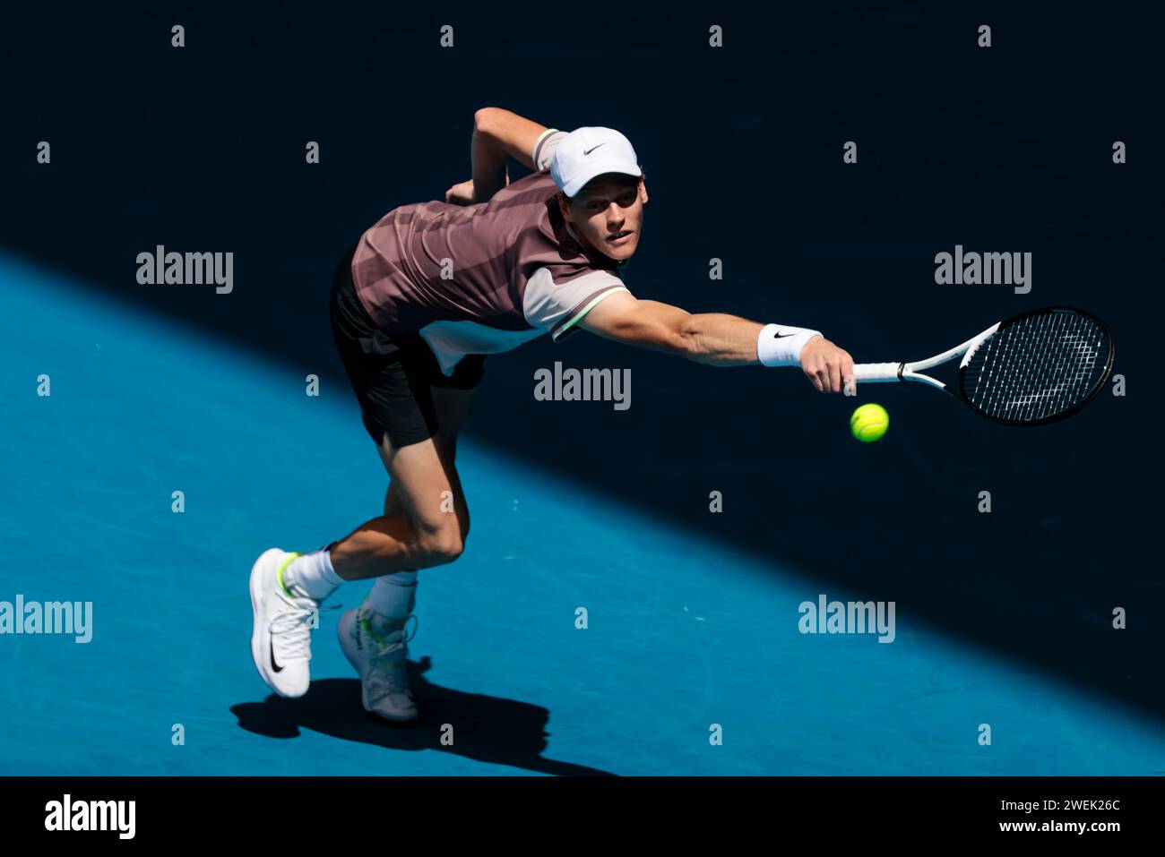 Melbourne, Australie, 26 janvier 2024. Le joueur de tennis italien Jannick Sinner est en action lors de l'Open australien de tennis Grand Chelem 2024 à Melbourne Park. Crédit photo : Frank Molter/Alamy Live news Banque D'Images