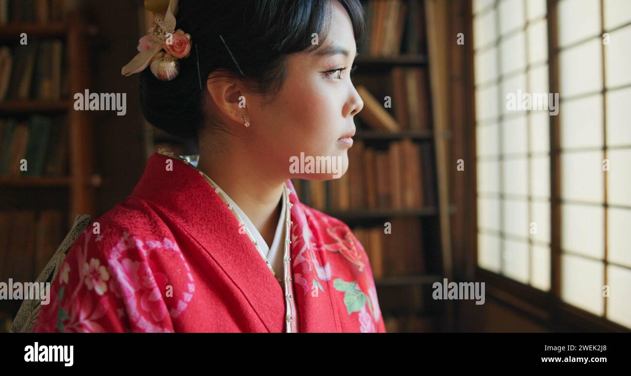 Japonais, femme et kimono pour se détendre avec la tradition, la cérémonie du thé et penser dans la salle Chashitsu avec des idées. Pensive, personne ou robe vintage Banque D'Images