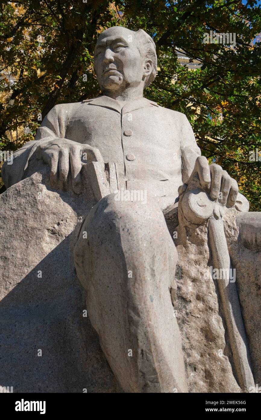 Une statue du célèbre archéologue, folkloriste, historien Margulan Alkey Hakanovitch. À Almaty, Kazakhstan. Banque D'Images