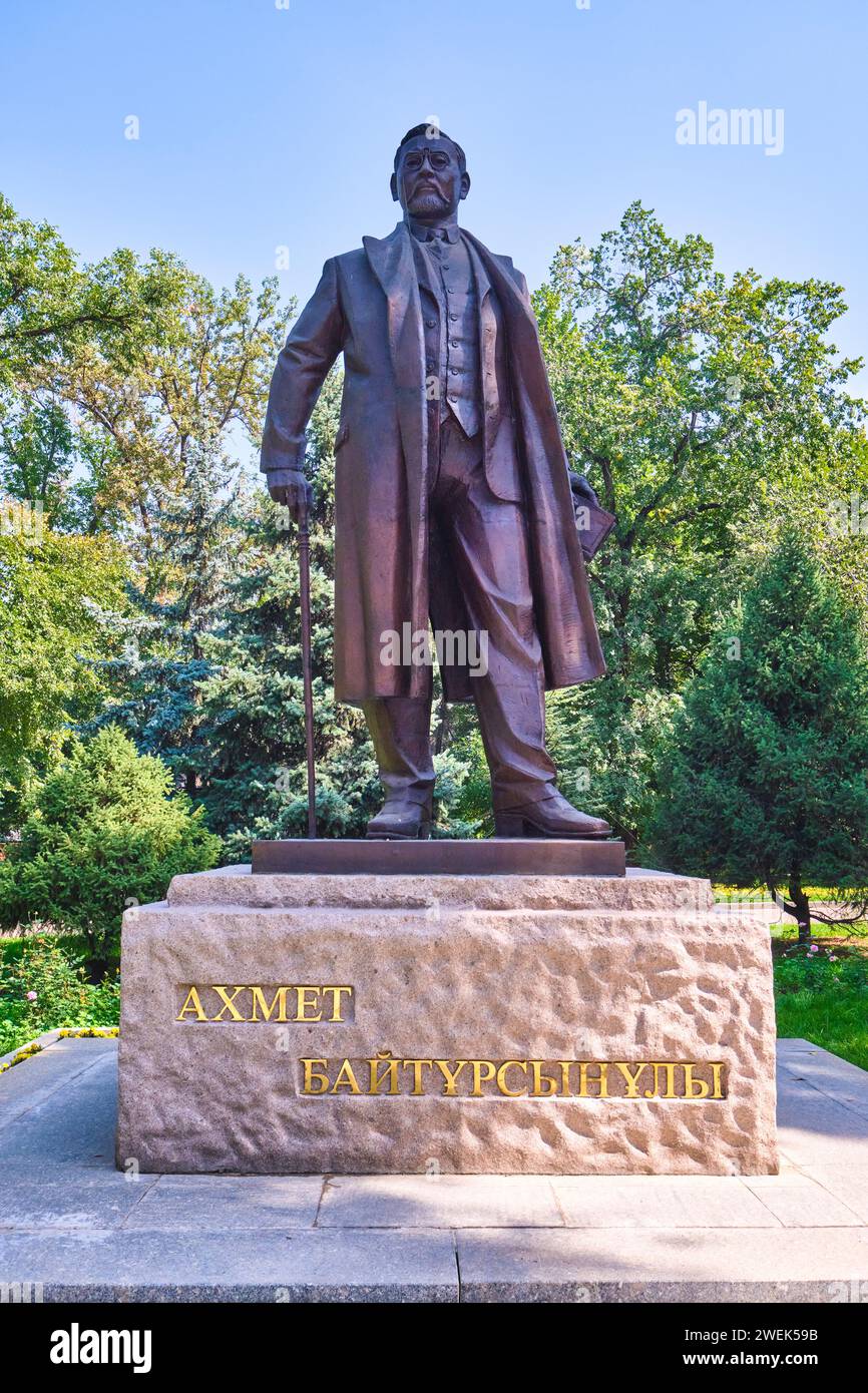 Une statue du célèbre intellectuel et écrivain Ahmet Baitursynuly. Il a été exécuté en 1937. À Almaty, Kazakhstan. Banque D'Images