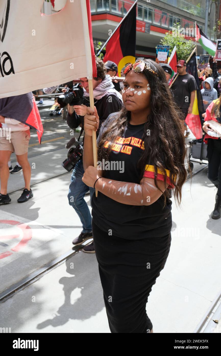2024 Melbourne, Australie rassemblement du jour de l'invasion appelant à la fin des abus contre les peuples Aborginal et à l'arrêt des décès d'aborigènes en garde à vue. Banque D'Images