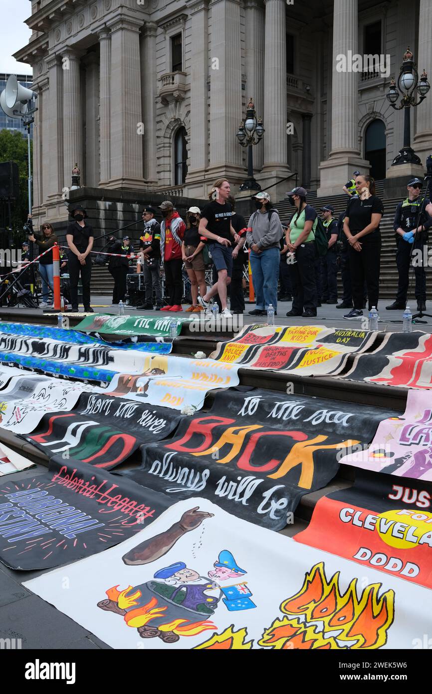 2024 Melbourne, Australie rassemblement du jour de l'invasion appelant à la fin des abus contre les peuples Aborginal et à l'arrêt des décès d'aborigènes en garde à vue. Banque D'Images
