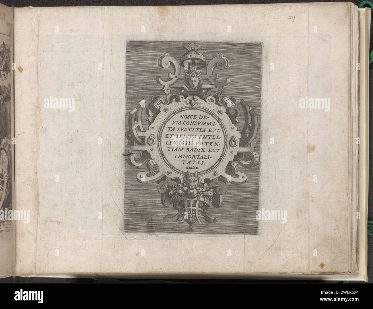 Cartouche avec un texte du livre biblique Wisdom, 1555 print cartouche avec un texte de Wijsh. 15 : 3. Ornement circulaire avec au milieu d'un masque animal et de fruits. Ce tirage fait partie d'un album. gravure sur papier / gravure ornement  cartouche. tête de ram  ornement Banque D'Images