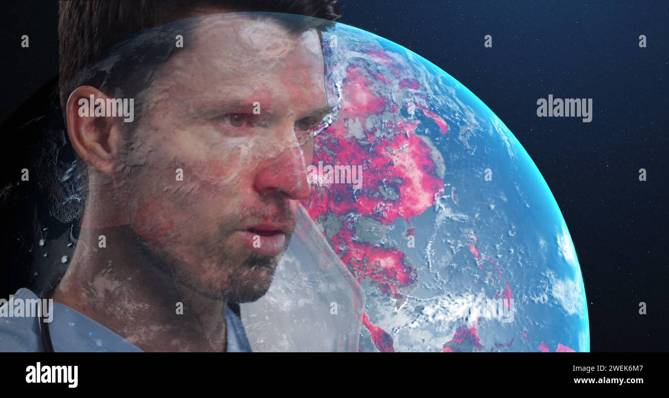 Médecin masculin caucasien avec masque facial accroché à son oreille contre globe sur fond bleu Banque D'Images