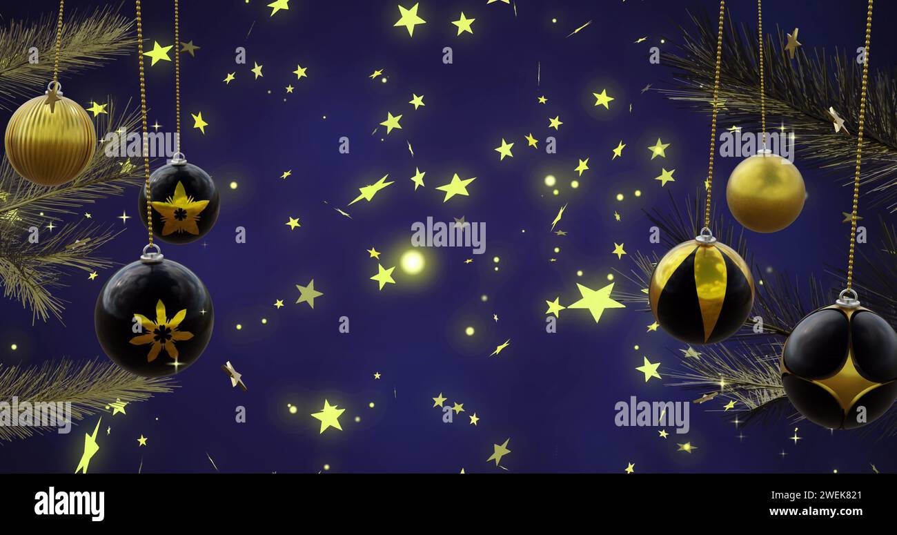 Balançant des boules de noël noires et dorées et des étoiles jaunes sur fond bleu, espace de copie Banque D'Images