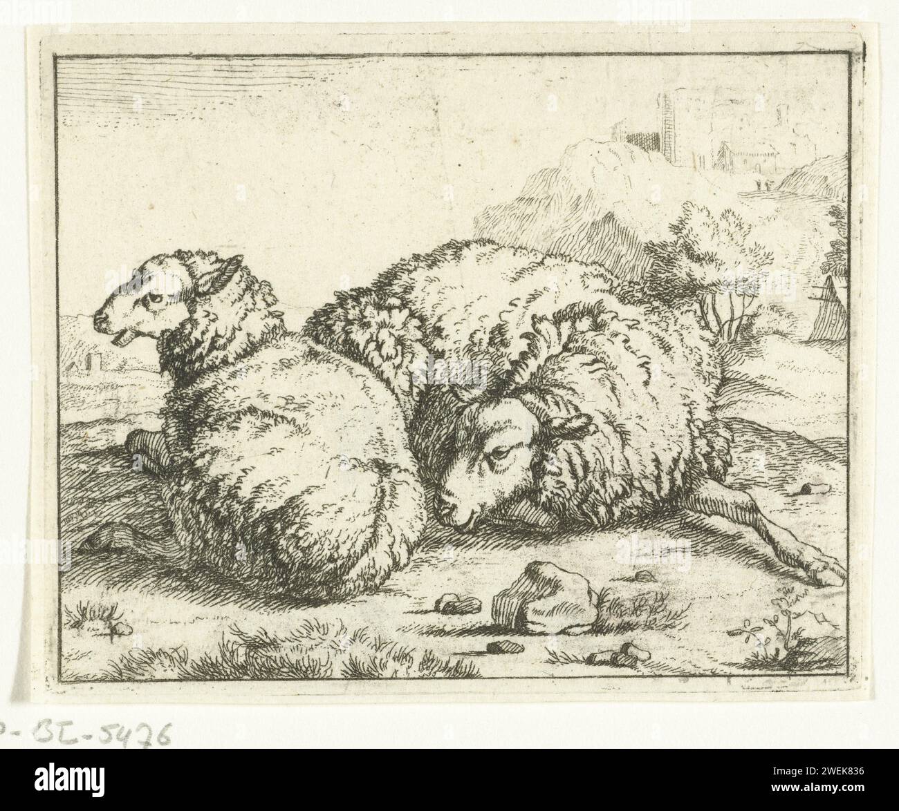 Deux moutons couchés, village de montagne en arrière-plan, anonyme, d'après Marcus de Bye, 1657 - c. 1800 copie, en image miroir, à la sixième copie de la série Sheep de Bye moutons. papier mordant des moutons Banque D'Images