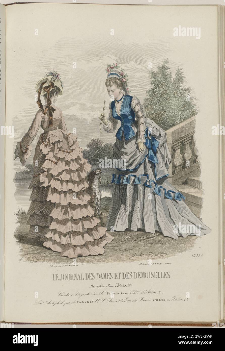 Journal des dames et des jeunes dames, 15 novembre 1872 :, 1872 deux femmes sur un atterrissage. A gauche une robe de batist avec une jupe à petite traînée, garnie de bandes. Chapeau de paille avec larges bords rangés et ruban de velours. A droite une robe grise avec une jupe à larges plis. Corps du côté taf bleu. Chapeau de paille avec des fleurs. En légende quelques adresses pour tissus, accessoires et autres produits. Tirage du Journal des Dames et des Demoiselles (1841-1902). plaques de mode gravées en papier. Casque (CHAPEAU DE PAILLE) (+ vêtements pour femmes). robe, robe (+ vêtements pour femmes). vêtement pour la partie supérieure de Banque D'Images