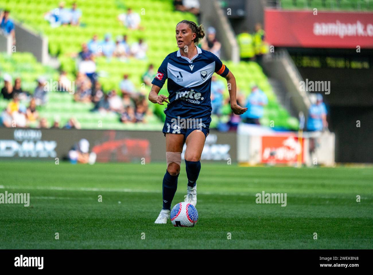 Melbourne, Australie. 26 janvier 2024. Melbourne Victory FC Defender Kayla Morrison (#18) lance le ballon en avant pour une passe lors du match féminin Liberty A-League entre Melbourne Victory FC et Sydney FC au AAMI Park à Melbourne, en Australie. Crédit : James Forrester/Alamy Live News Banque D'Images
