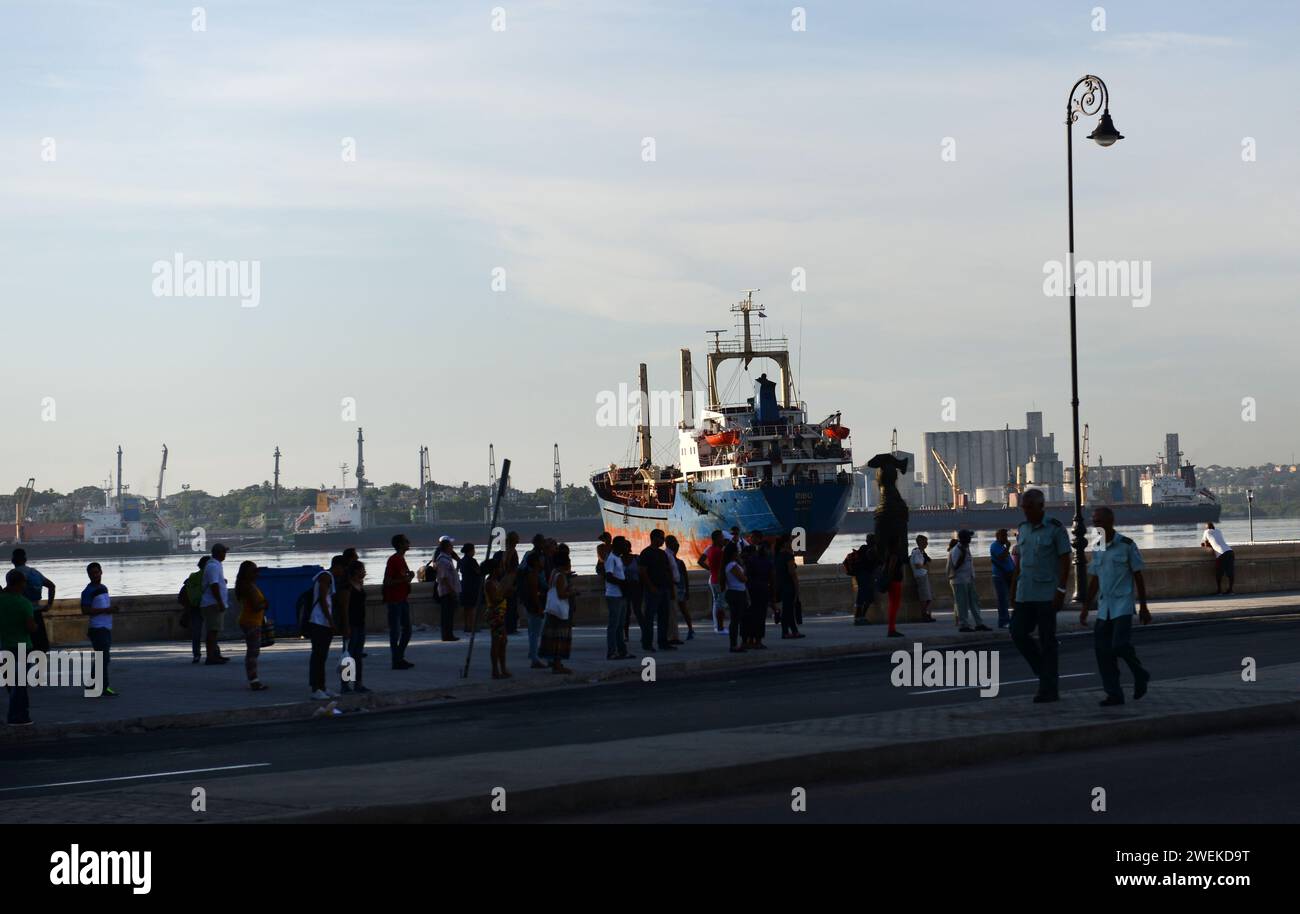 Habitants marchant sur la promenade du front de mer à la Havane Cuba. Banque D'Images