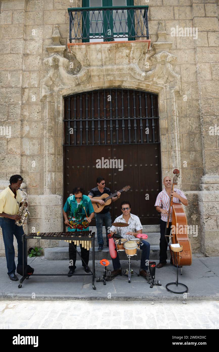 Des musiciens de rue à La Havane, Cuba. Banque D'Images