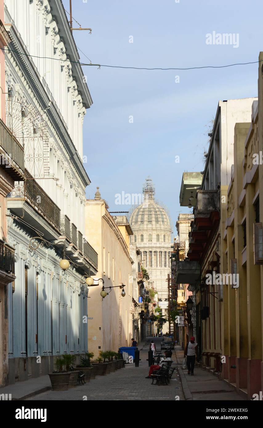 Le bâtiment El Capitolio (bâtiment du Capitole national) vu d'une petite rue dans la vieille Havane, Cuba. Banque D'Images