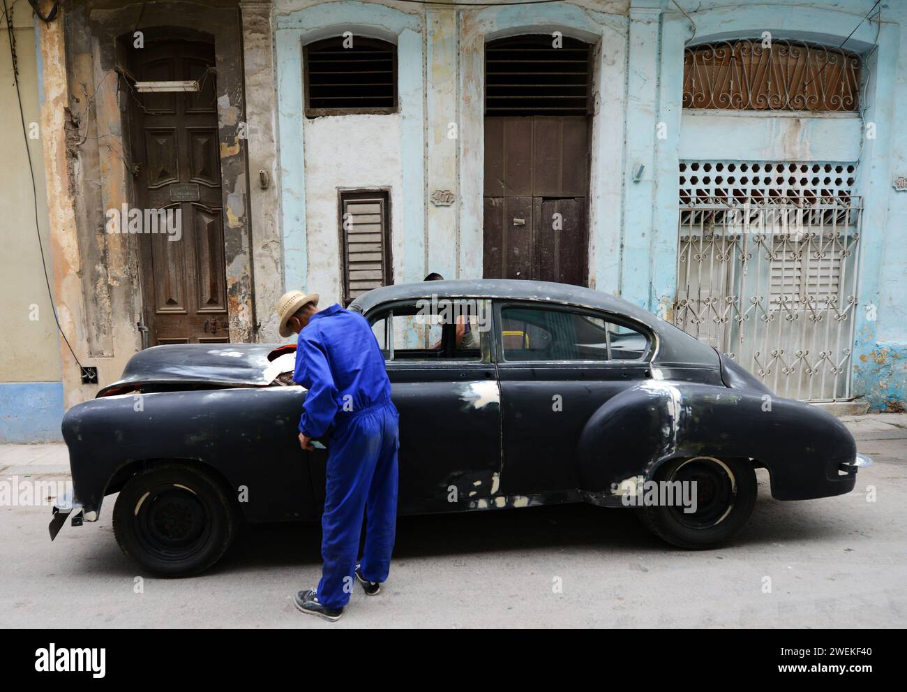 Réparation d'une vieille voiture Chevrolet dans la rue de la Vieille Havane, Cuba. Banque D'Images