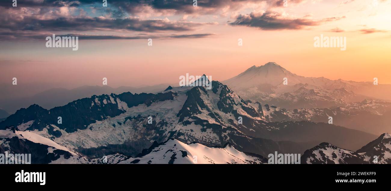 Panorama du paysage de montagne aérienne américaine. Fond de la nature au coucher du soleil Banque D'Images