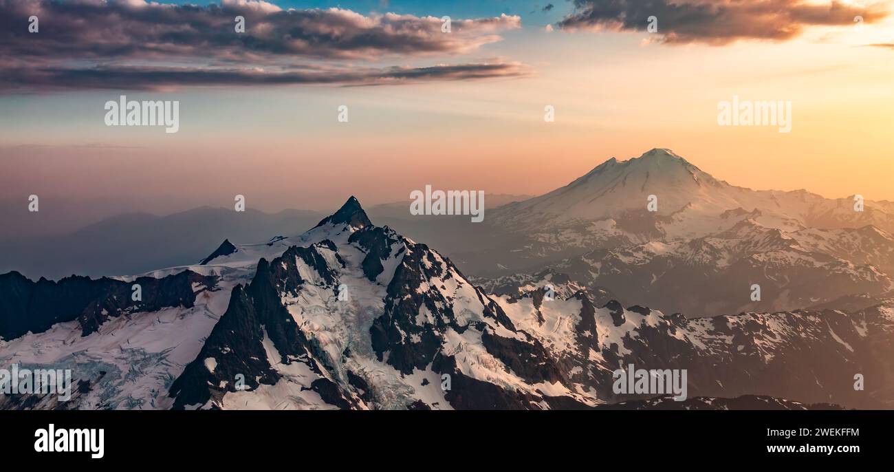Panorama du paysage de montagne aérienne américaine. Fond de la nature au coucher du soleil Banque D'Images