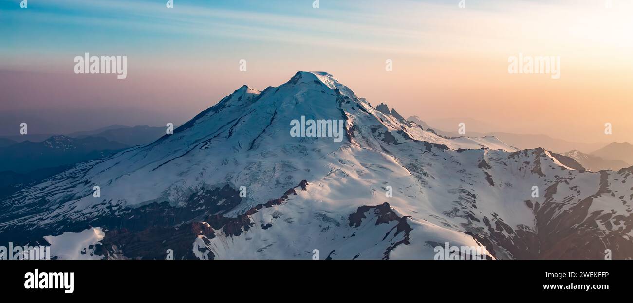 Panorama du paysage de montagne aérienne américaine. Fond de la nature au coucher du soleil Banque D'Images