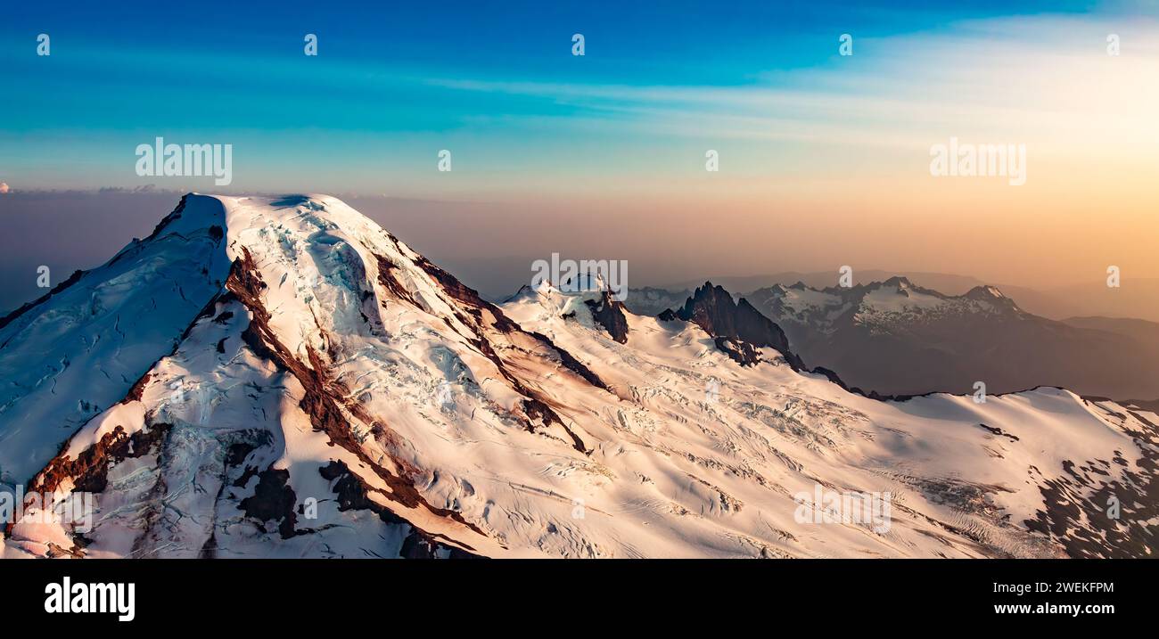 Panorama du paysage de montagne aérienne américaine. Fond de la nature au coucher du soleil Banque D'Images