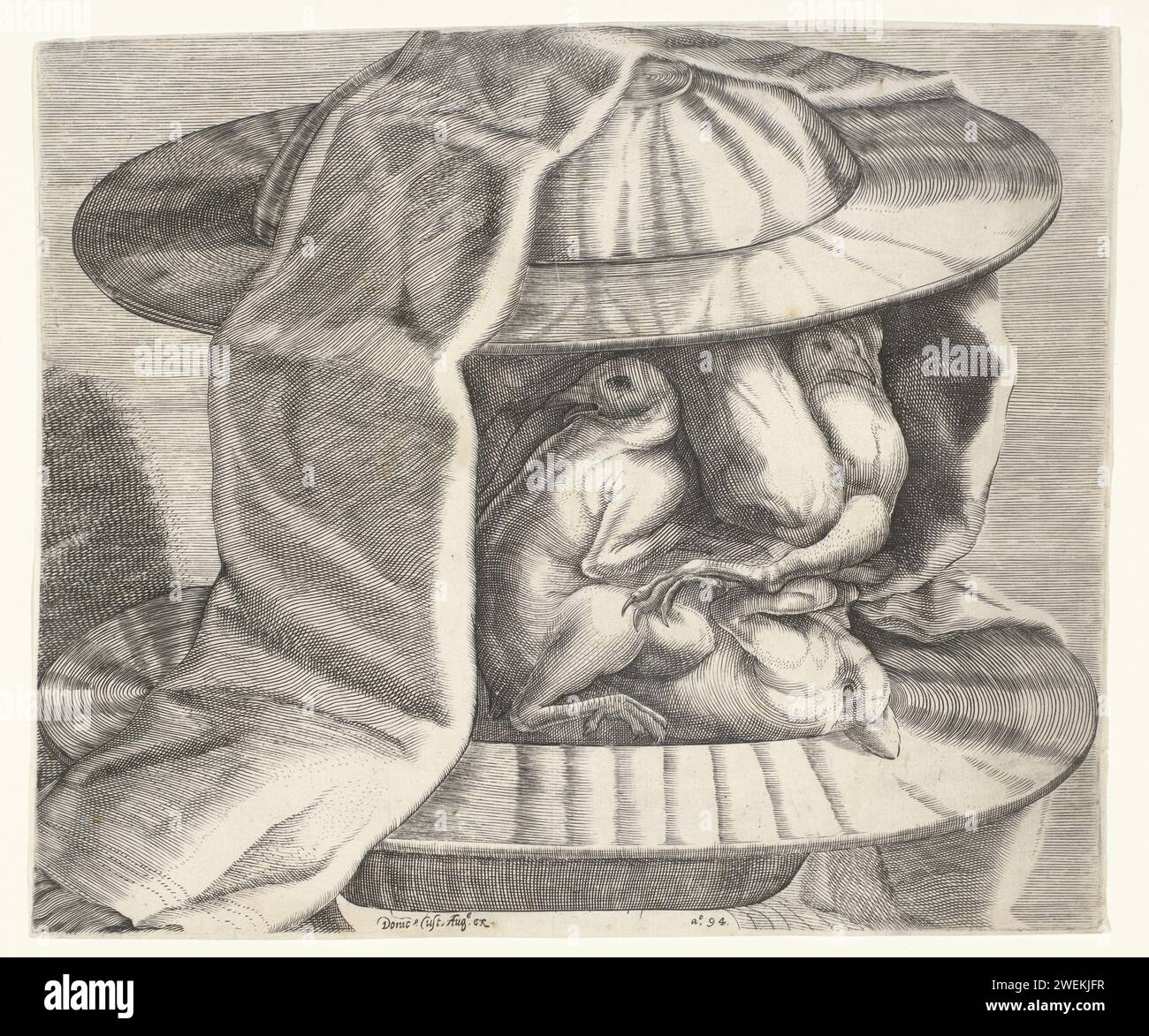Une tête grotesque avec un casque dans le style d'Arcimboldo, Dominicus Custos, tête grotesque imprimée en 1594 avec un visage composé de volailles cueillies et deux écailles qui représentent un casque et un collier de cou. Une toile a été drapée sur le '' casque ''. ornement gravure papier  grotesque Banque D'Images