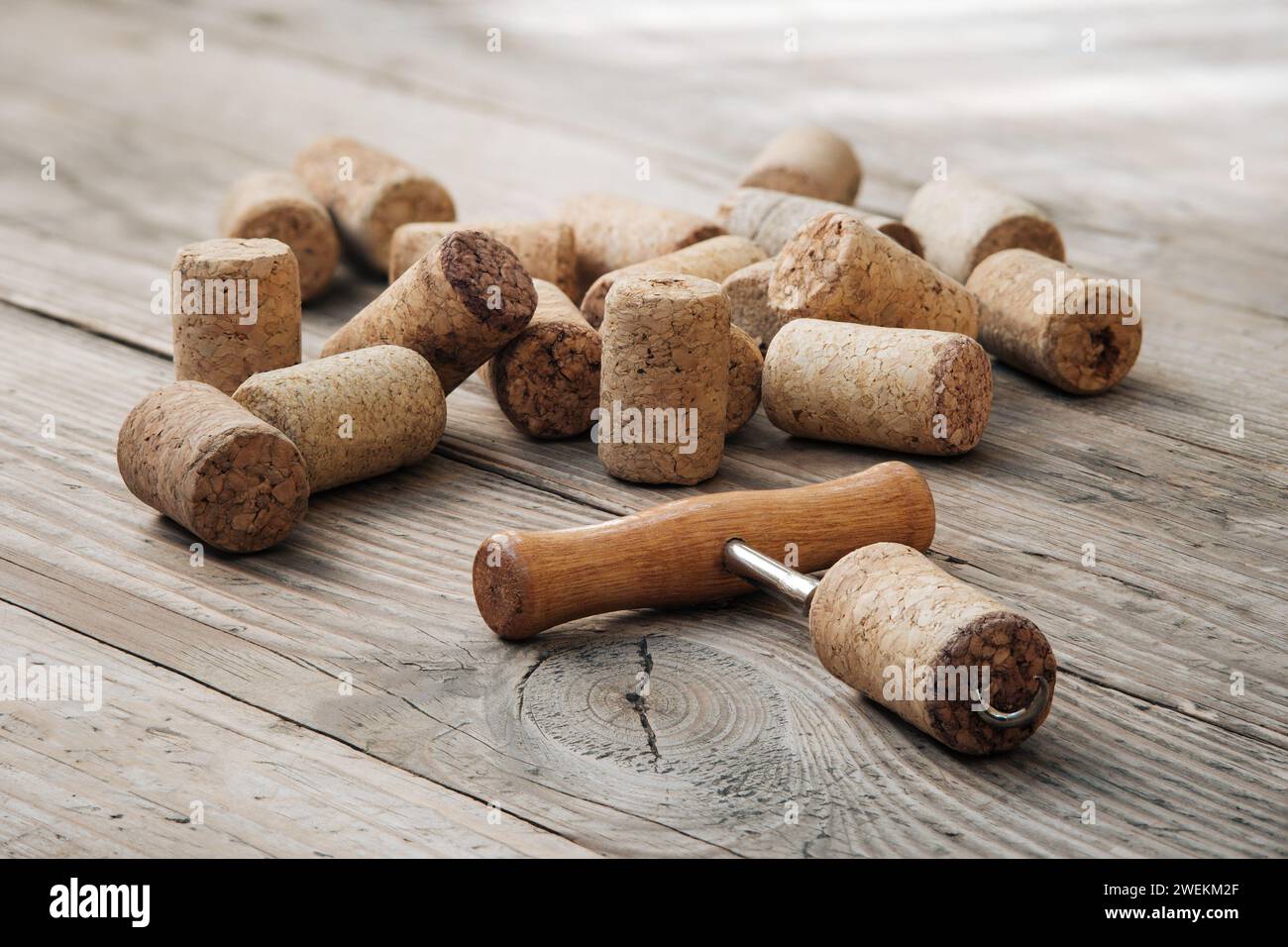 Bouchons de vin et tire-bouchon sur la vieille table en bois non peinte. Banque D'Images